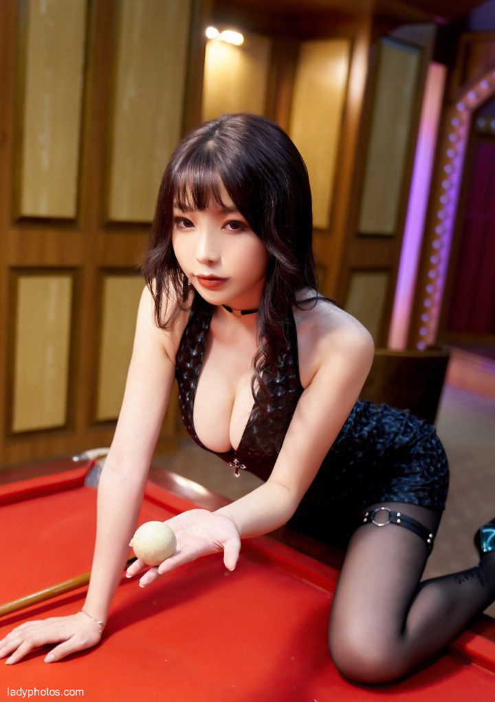 The charming goddess Zhizhi plays a billiard girl with incomparable top silk stockings and beautiful legs - 5