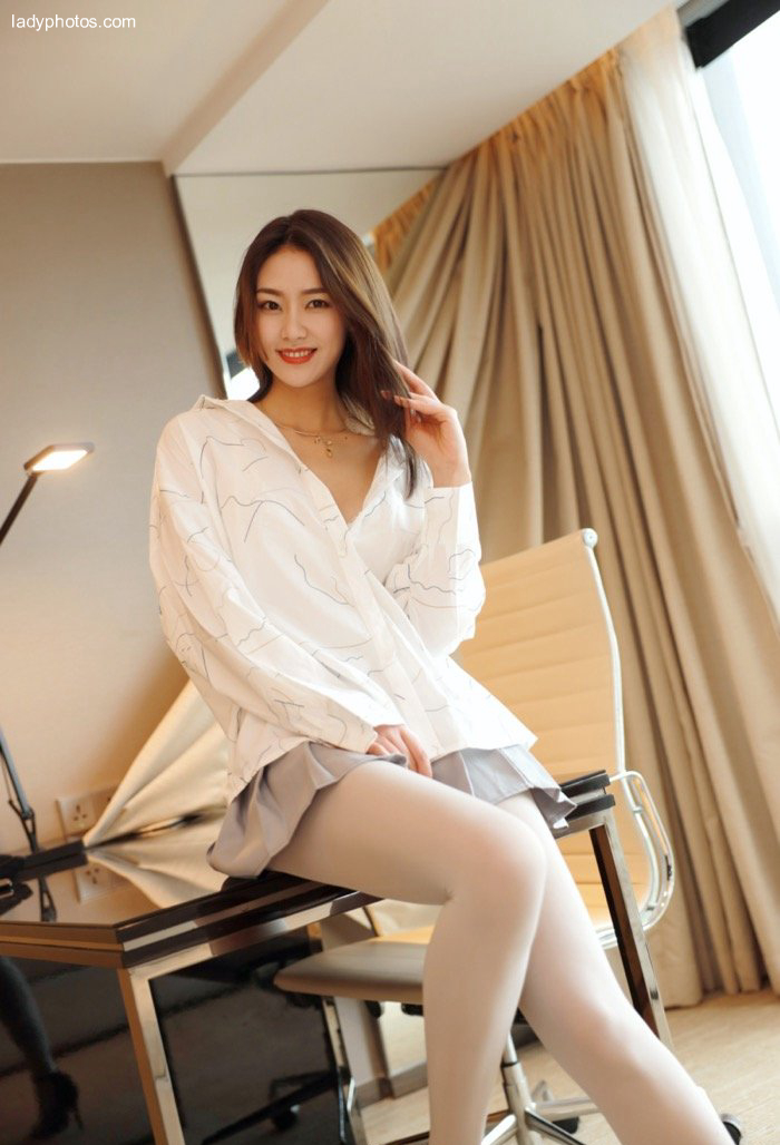 Sweet model Fang Zixuan's legs are so smooth, white stockings JK uniform evokes primitive desire - 5