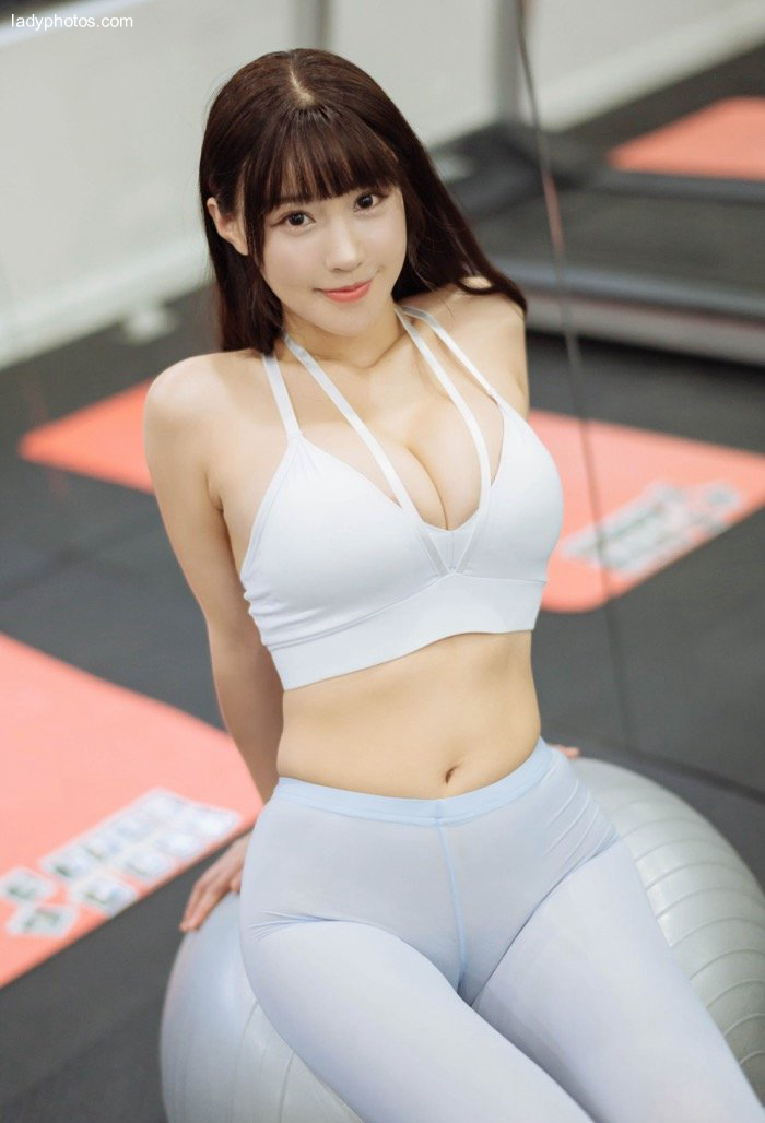 Real photos of beauty Zhu Ke'er in gymnasium, too tight pants - 1