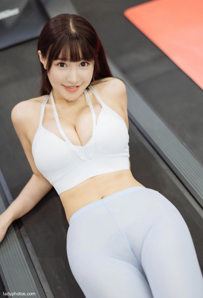 Real photos of beauty Zhu Ke'er in gymnasium, too tight pants - 2
