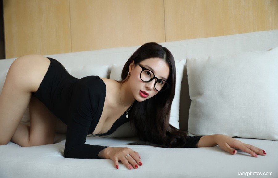Xiao Hui, a coquettish glasses girl, puts on all kinds of charming and provocative postures on the sofa - 5
