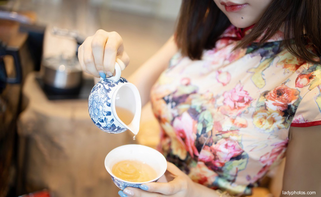 The new tea has arrived. Welcome to taste the charm of the goddess qilijia. The cheongsam is charming and moving - 5