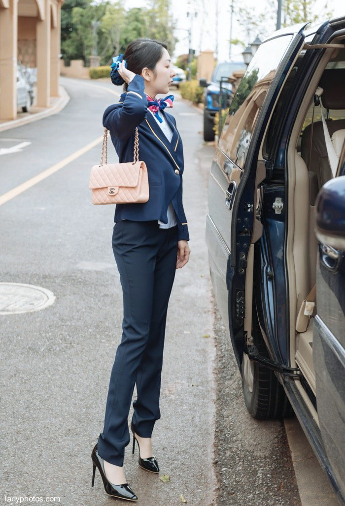 モデルの熱い巴さんはスチュワーデスの制服を着て車内で胸を露にして、なまめかしく頭を掻いて姿をいじります。 - 1