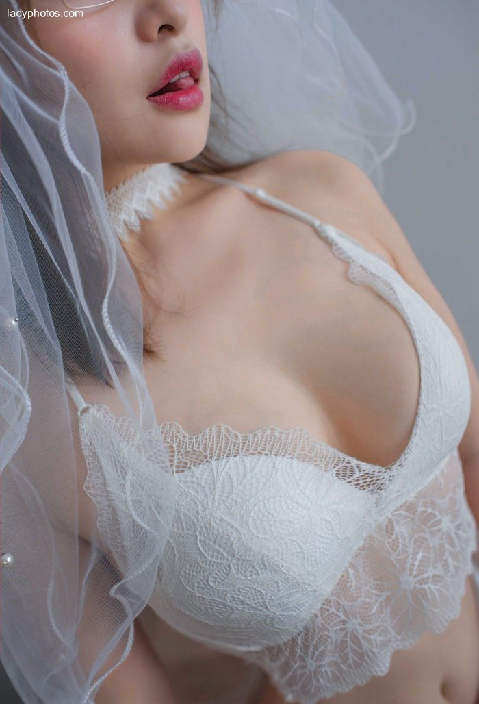 Charming photo of young model Xiaoxuan fancy, making the wedding dress hot and showing white and tender skin - 4