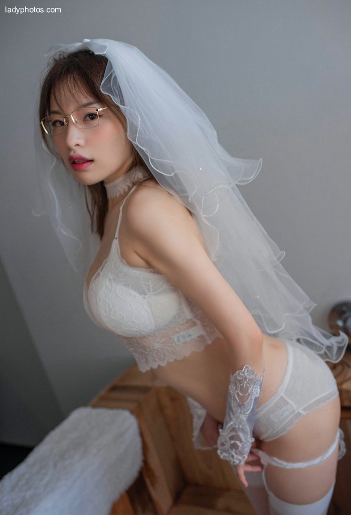 Charming photo of young model Xiaoxuan fancy, making the wedding dress hot and showing white and tender skin - 3
