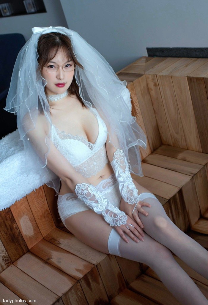 Charming photo of young model Xiaoxuan fancy, making the wedding dress hot and showing white and tender skin - 1