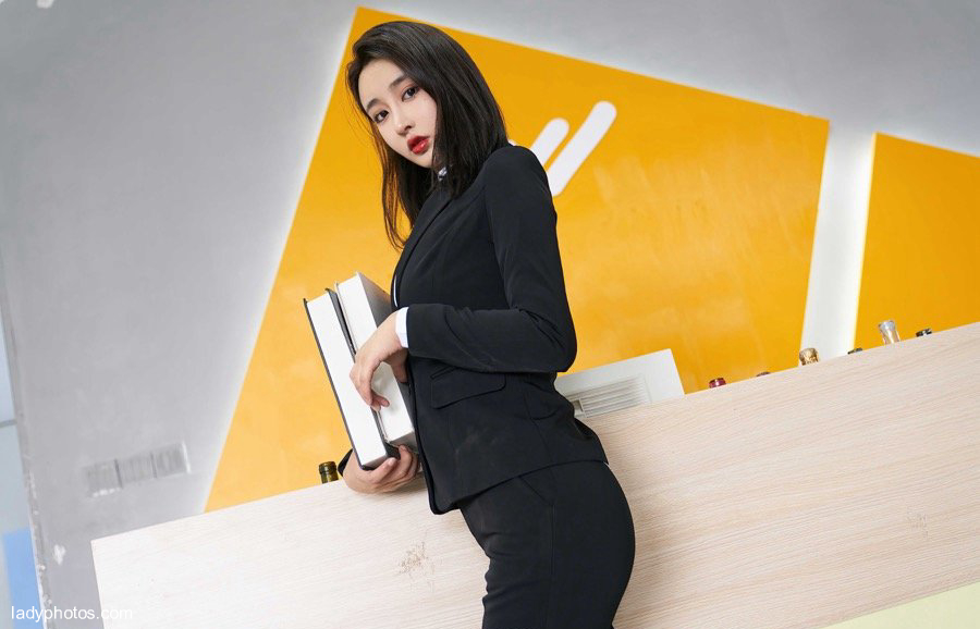 Lin Zixin, a sexy beauty, deduces the intellectual beauty of the aura, and the imperial sister in the workplace is full of fan - 1