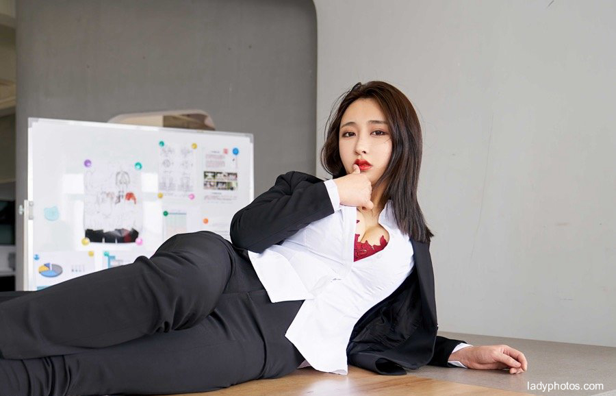 Lin Zixin, a sexy beauty, deduces the intellectual beauty of the aura, and the imperial sister in the workplace is full of fan - 3