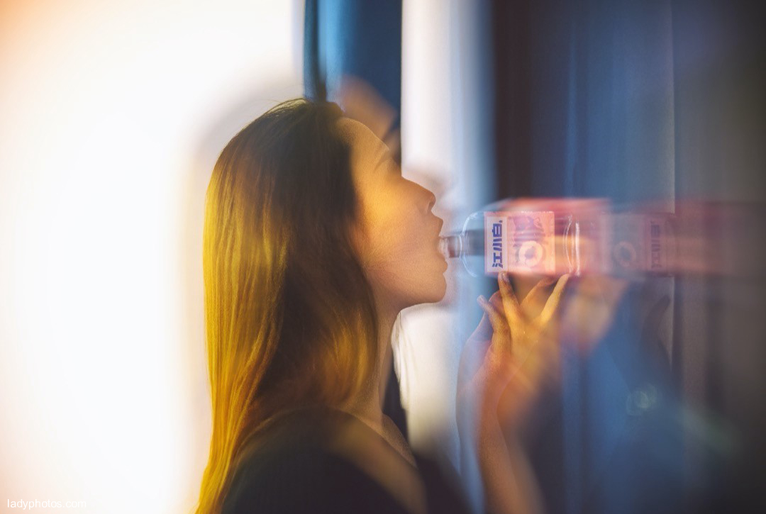 憂傷的美女獨自一人飲酒醉，竟沒人和她成雙對！ - 5