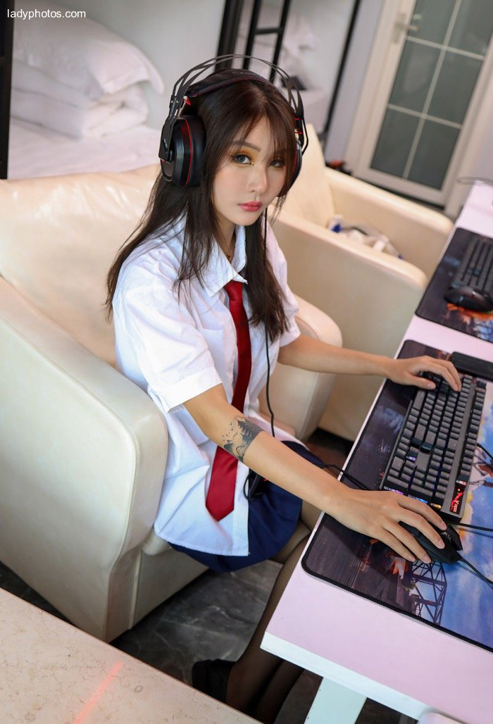 Gu nainainai, a pure and charming model in the campus era, turned into a bad school girl with internet addiction - 1