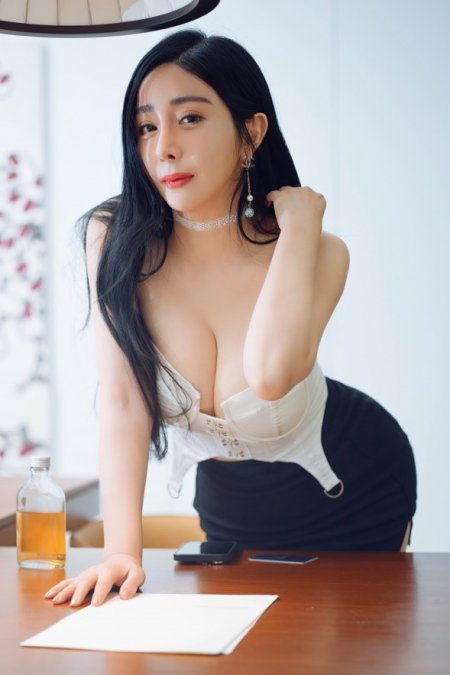 美女模特允爾職場制服秀豪乳滿足你對保險經紀的幻想