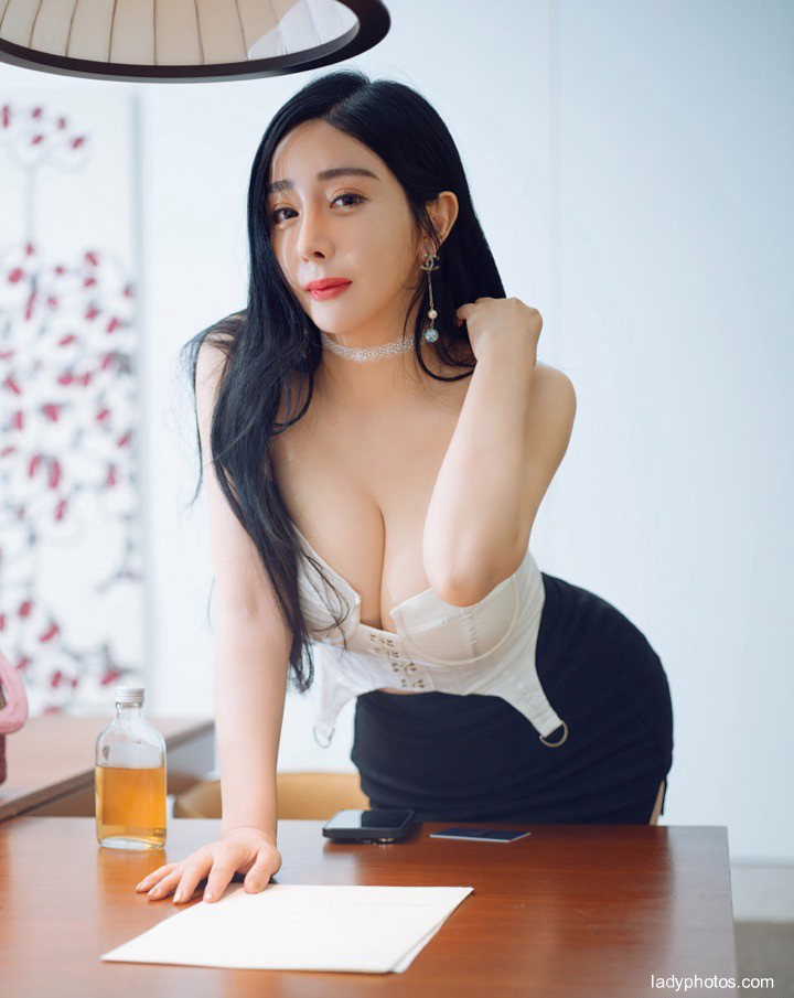 美女模特允爾職場制服秀豪乳滿足你對保險經紀的幻想 - 4