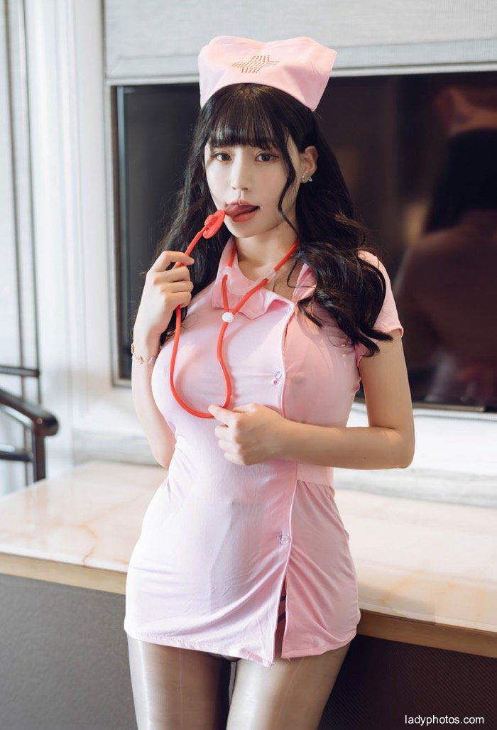 Zhu Ke'er, a beautiful woman with giant breasts, is charming in pink nurse uniform and attractive in leg stretch - 1