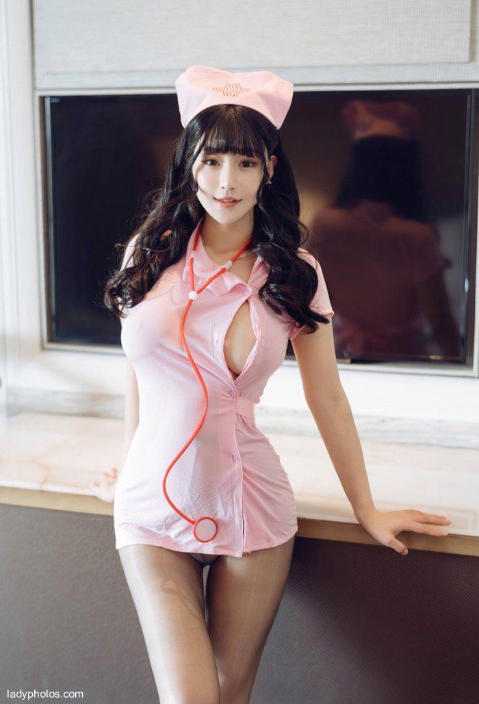 Zhu Ke'er, a beautiful woman with giant breasts, is charming in pink nurse uniform and attractive in leg stretch - 4