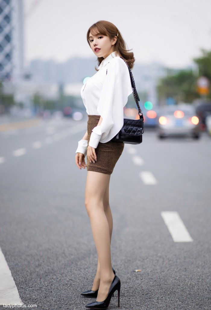 Huang Le ran, a charming young model, shows the passion of car shock, and the scale of milking leg is greatly improved - 2