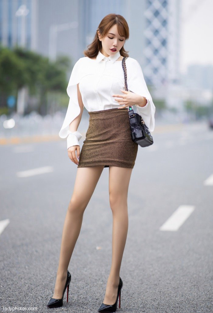 Huang Le ran, a charming young model, shows the passion of car shock, and the scale of milking leg is greatly improved - 1