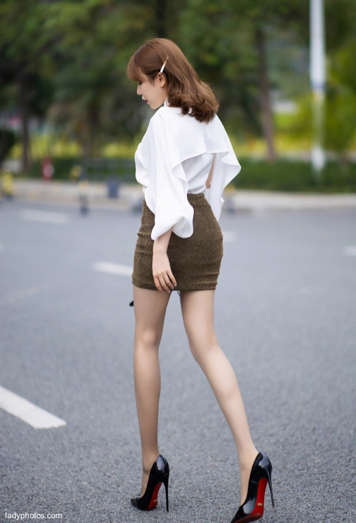 Huang Le ran, a charming young model, shows the passion of car shock, and the scale of milking leg is greatly improved - 4