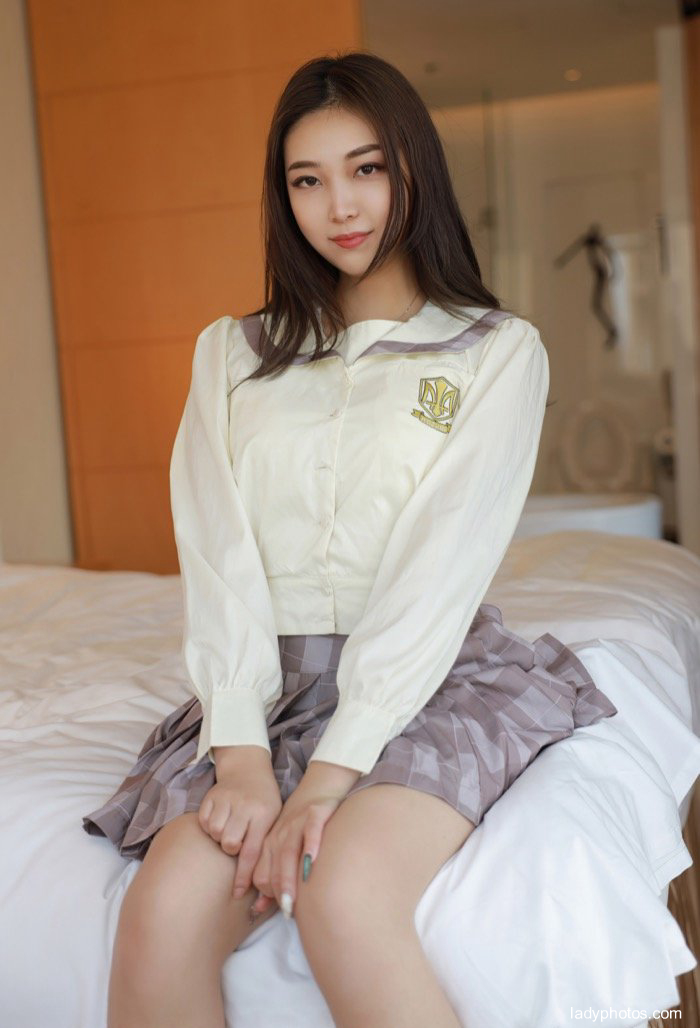 Sweet girl Zheng Yingshan JK uniform sexy temptation big long legs exposed - 1