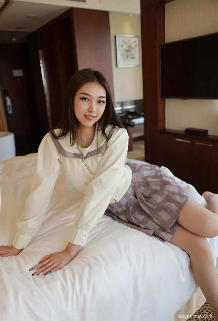 Sweet girl Zheng Yingshan JK uniform sexy temptation big long legs exposed - 5