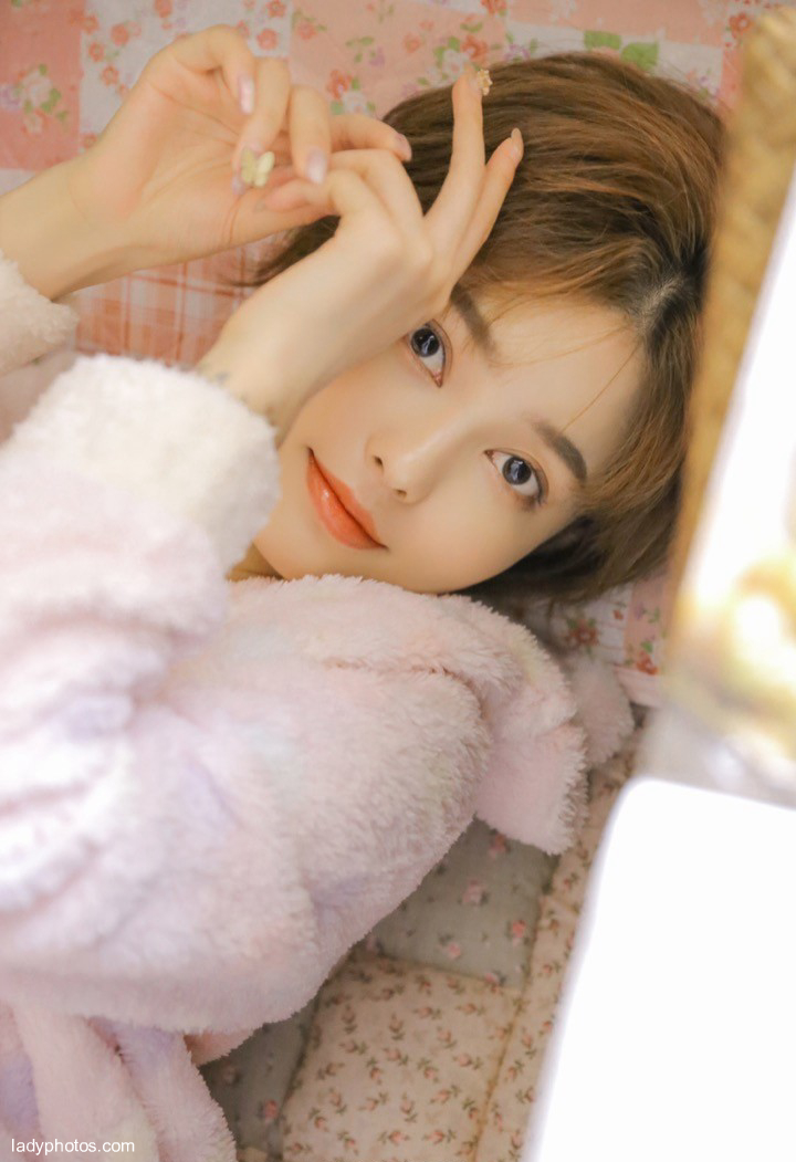 Little girl in pink pajamas, temperament, short hair, low-key, simple, very intellectual charm - 4