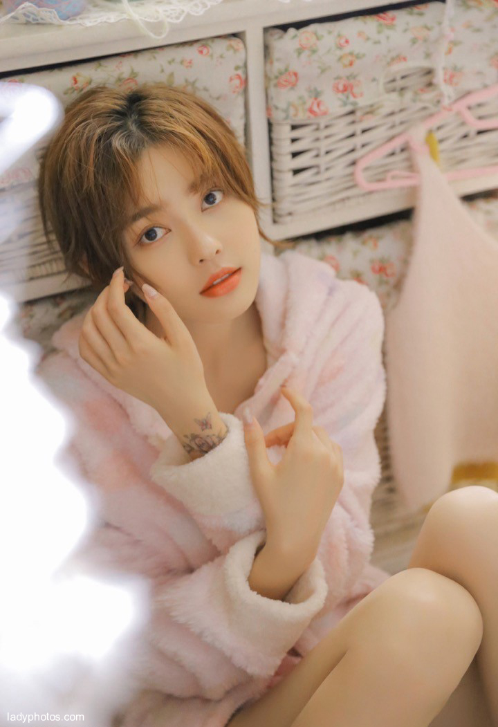 Little girl in pink pajamas, temperament, short hair, low-key, simple, very intellectual charm - 2