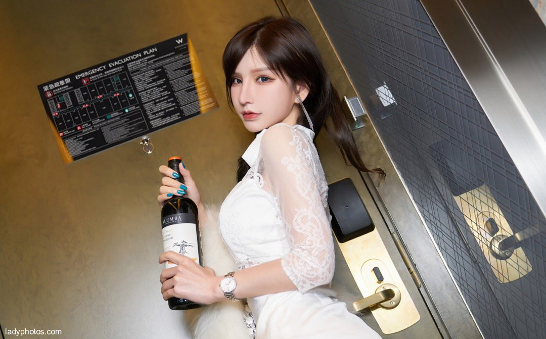 Beauty Zhou Yuxi offered to come to the door and deliberately pretended to be drunk to give you a chance - 2