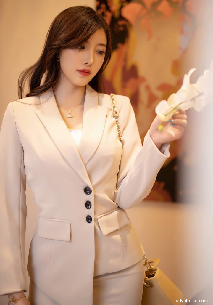 Charm queen Yang Chenchen ol uniform intellectual elegant silk stockings beautiful legs are coveted - 2