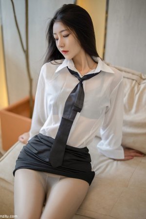 Dating is gentle and lovely. Xiong xiaonuo has crisp breasts and beautiful legs. She is sexy and charming