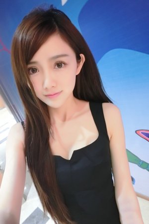 清純で甘美なモデルは自分で写真を撮ります。