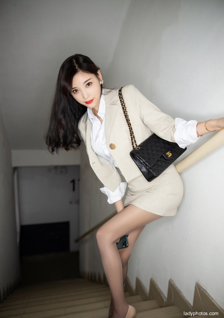 The long legged female secretary goddess in the staircase Yang Chenchen sexy photo dew spring light - 5