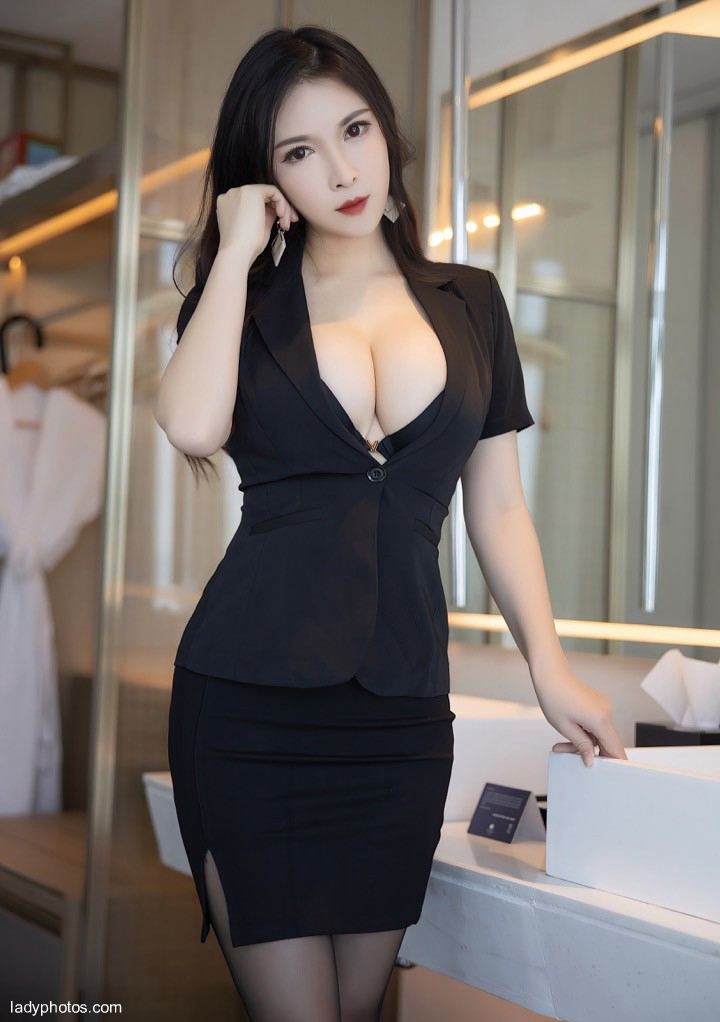 Charming Royal sister Qiao Manni's professional uniform tempts people to stop with crisp breasts and beautiful legs - 2