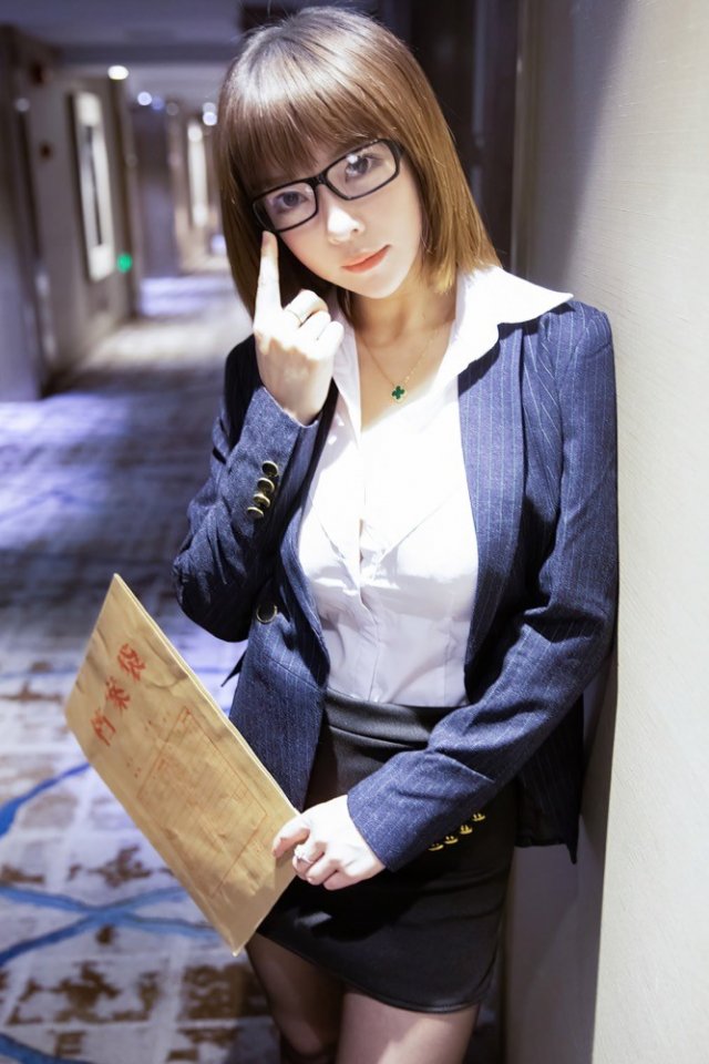 Milk popping beauty staged glasses Niang Secretary temptation, bed posture is fantastical