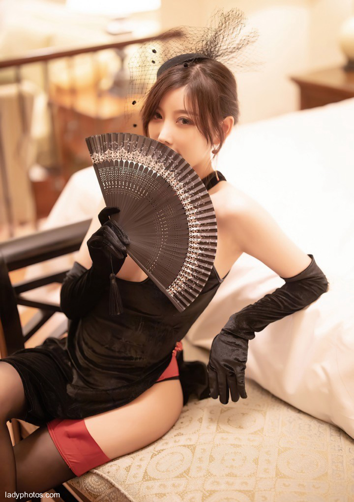 Sexy goddess Yang Chenchen cheongsam charm black silk legs release mature female style - 2