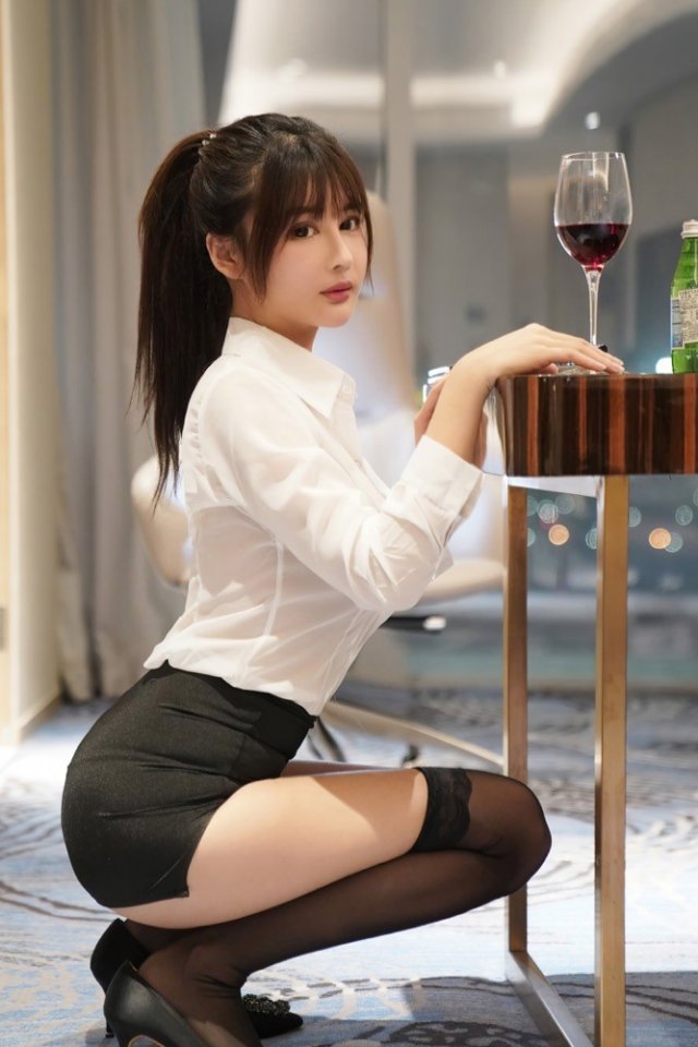 Wine beauty, spring night! Beautiful model Meng Naizi's skin is white, beautiful and proud