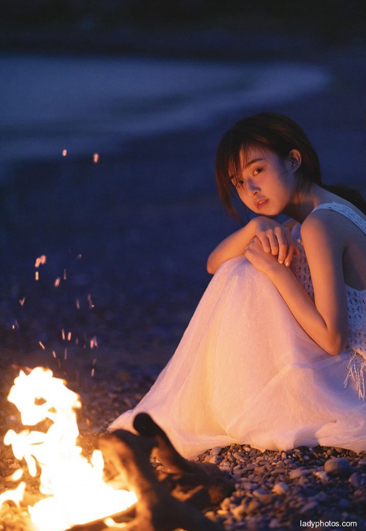 The campfire by the river and the beautiful girl are full of happiness and sweetness - 5