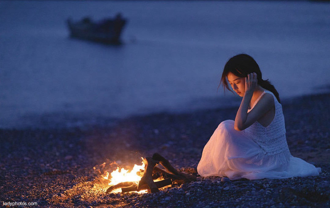 The campfire by the river and the beautiful girl are full of happiness and sweetness - 2
