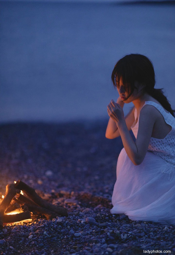 The campfire by the river and the beautiful girl are full of happiness and sweetness - 1