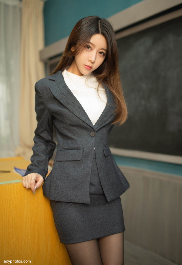 Model Xia Shiwen has first-class temperament and beautiful figure. The classroom scene shows the temptation of female teachers - 1