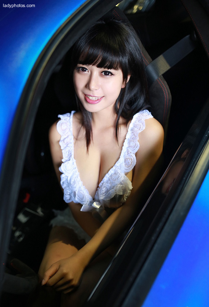 セクシーな美人の黄可香の車の誘惑の写真 - 3