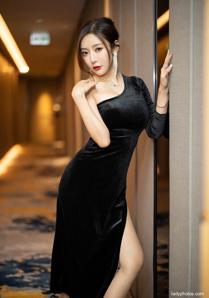 セクシーなお姉さんの王馨瑶はフォークの長いスカートを開けて美しい足を見せて、攻めの息は十分な風情があります - 3