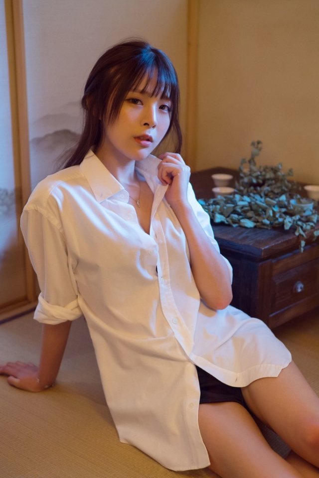 Temperament beauty Xia muying wears her boyfriend's shirt and her long legs are really dazzling