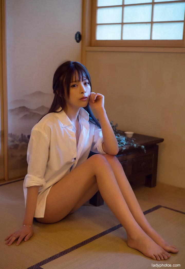 Temperament beauty Xia muying wears her boyfriend's shirt and her long legs are really dazzling - 1