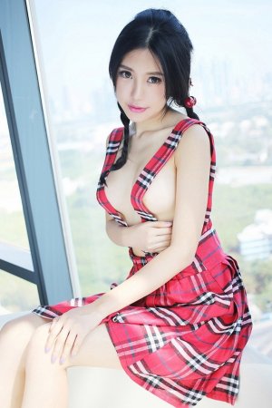 性感美女绮里嘉制服裸身大秀豪乳