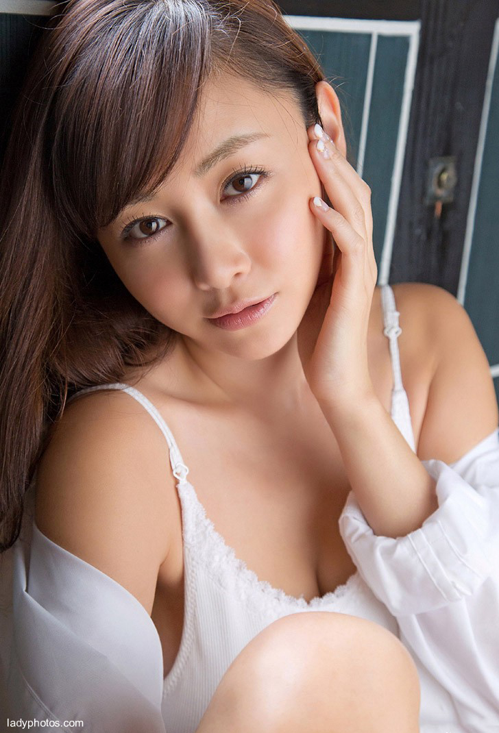 Sexy beauty Sugihara, apricot glass and jade chest - 3
