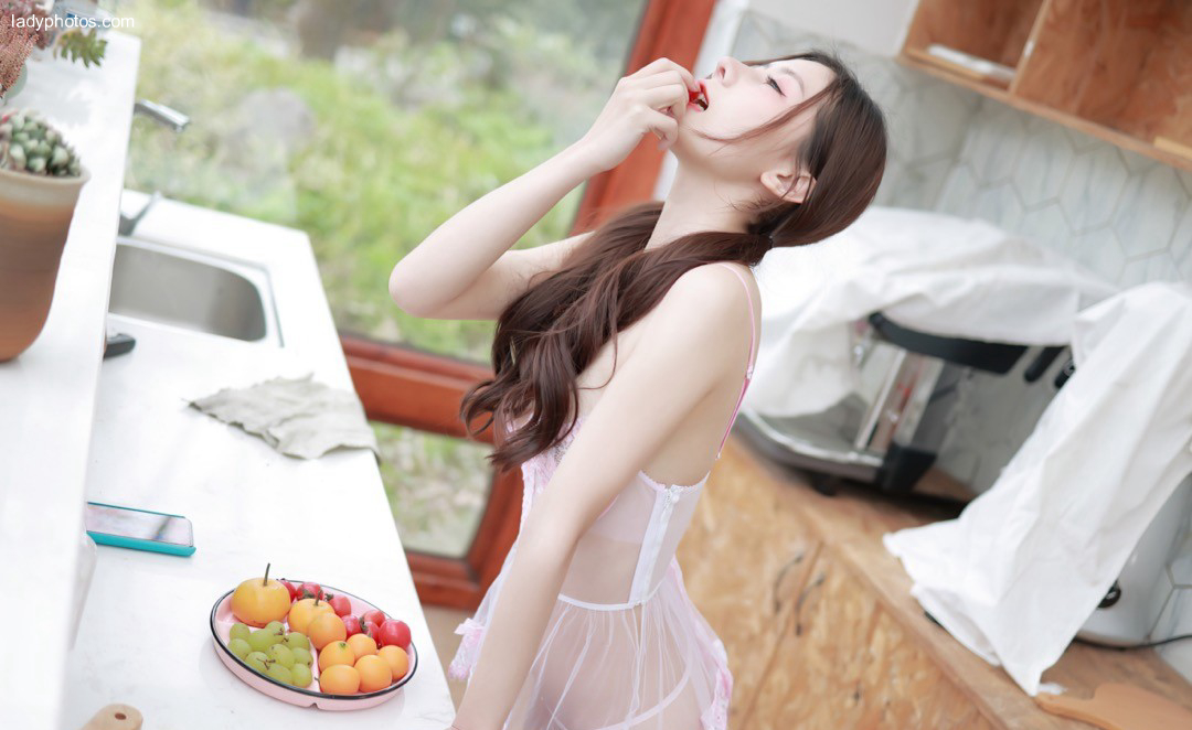 It's white and tender. It's so provocative! Cook's girlfriend Yin Tiantian's delicate body can be seen at a glance - 4