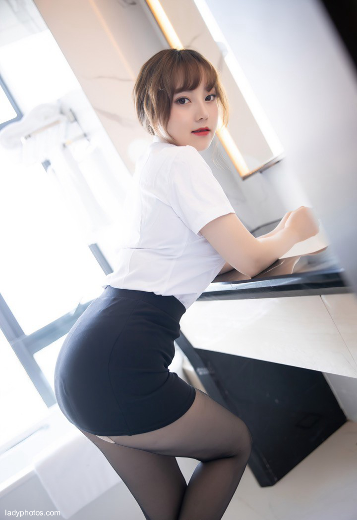 The temptation of model Douban sauce on the workplace bed satisfies all your fantasies about the secretary - 4