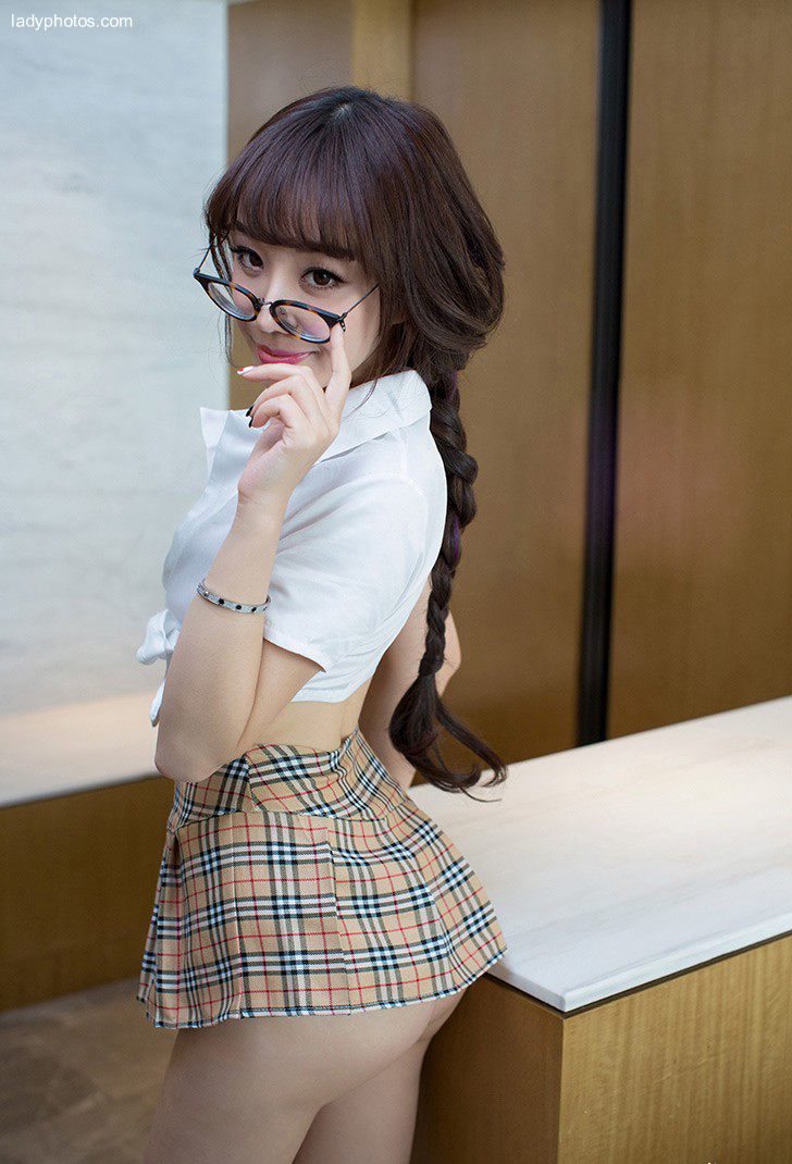 尤果嫩模韩雨菲女教师制服美腿翘臀 - 1