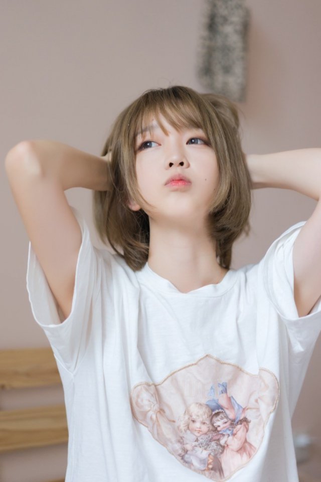 ショートヘアの少女の午後の時間は、だるい美しさがあります