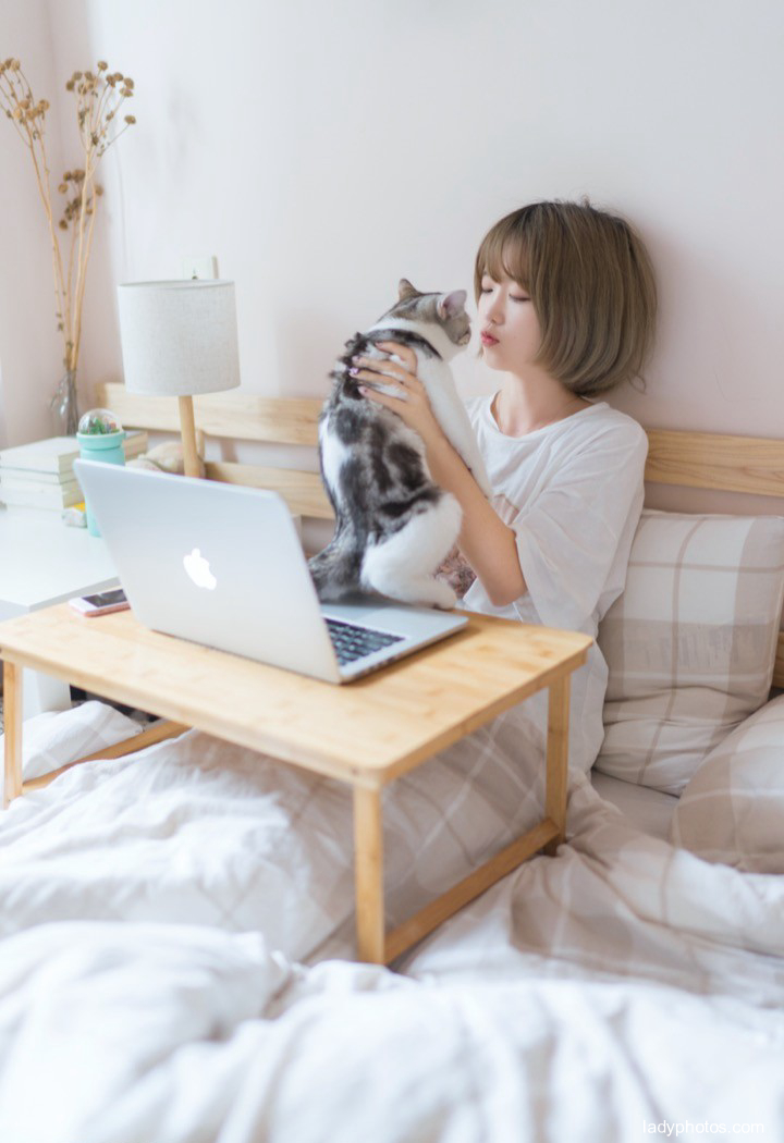 ショートヘアの少女の午後の時間は、だるい美しさがあります - 3