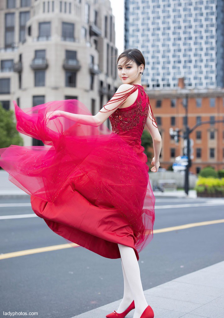 Young model Xiaoxi Juju is charming in red and graceful, which makes people intoxicated - 5